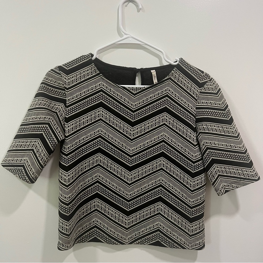 Anthropologie Willow & Clay Black and White Boxy Crop top Chevron size Small!